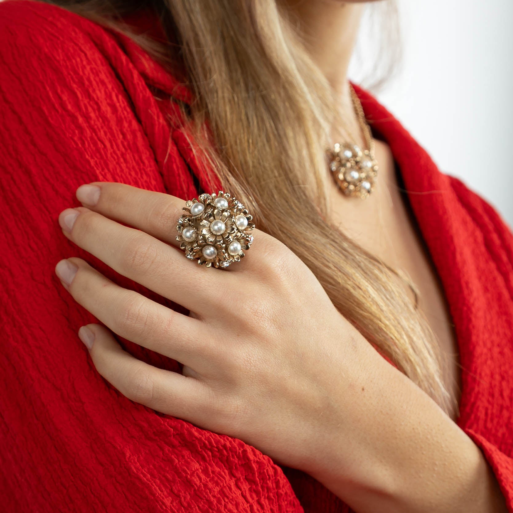 Anello con fiori e perle