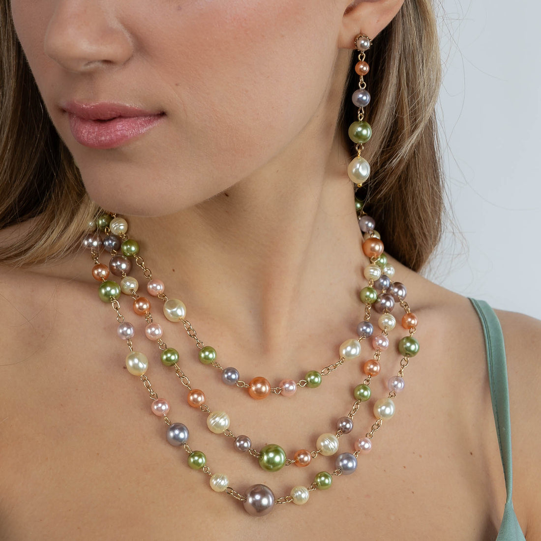 Collana girocollo a tre fili in perle multicolore