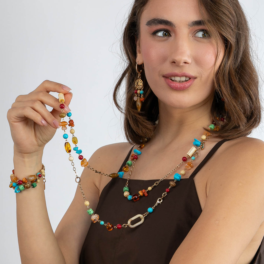 Collana lunga in pietre dure e resine