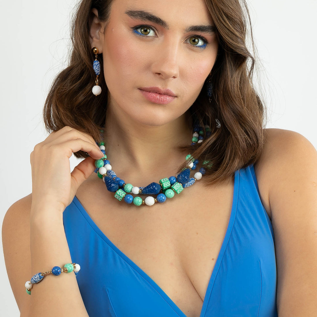 Collana girocollo a tre fili in resina e cristallo