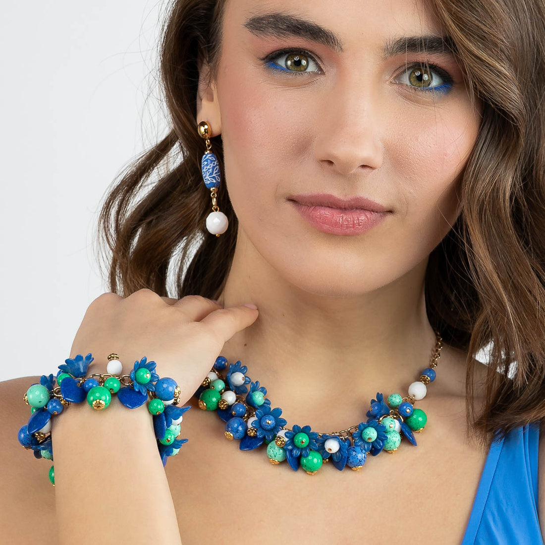 Collana girocollo charms con fiori e cuori