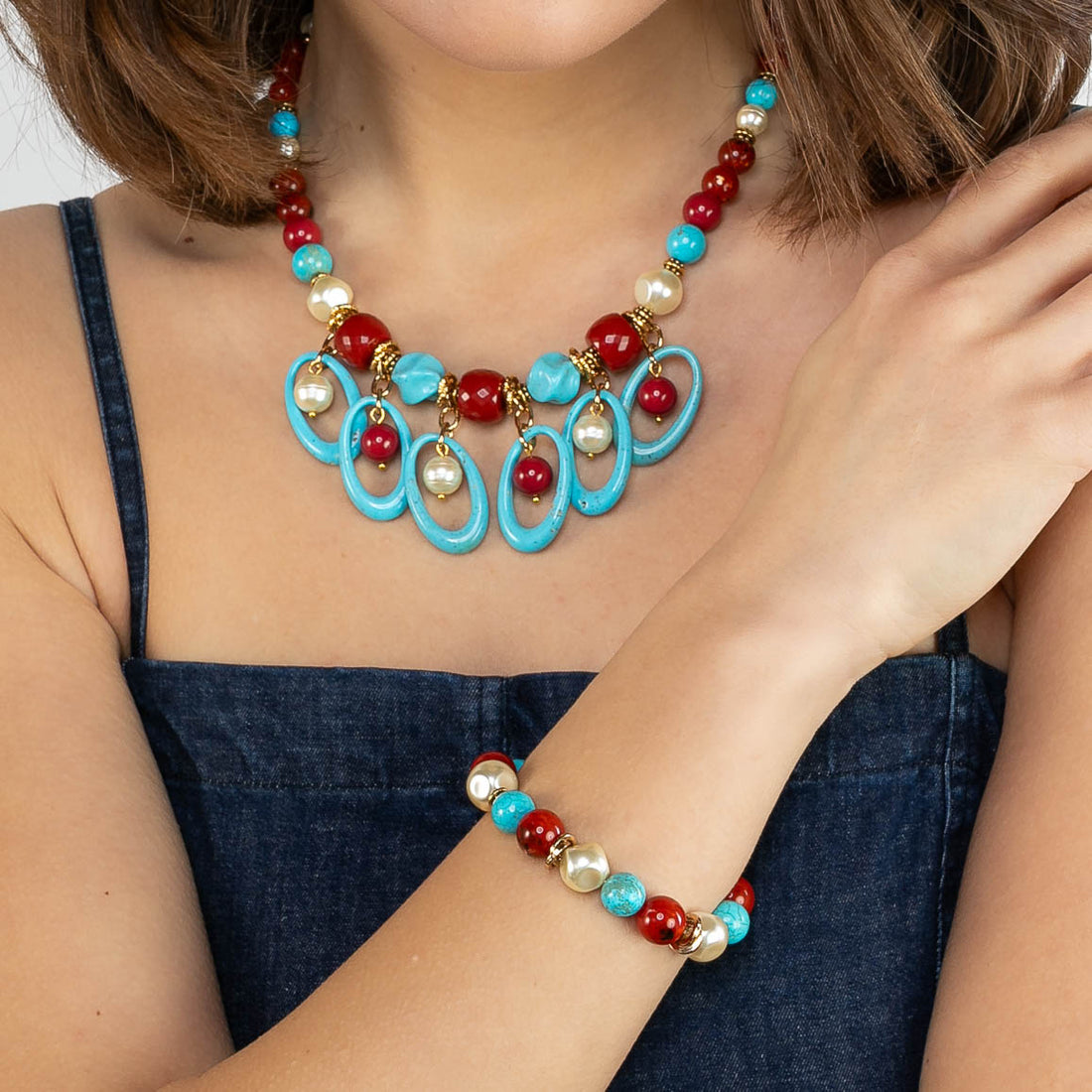 Pulsera en piedras semipreciosas y perlas.