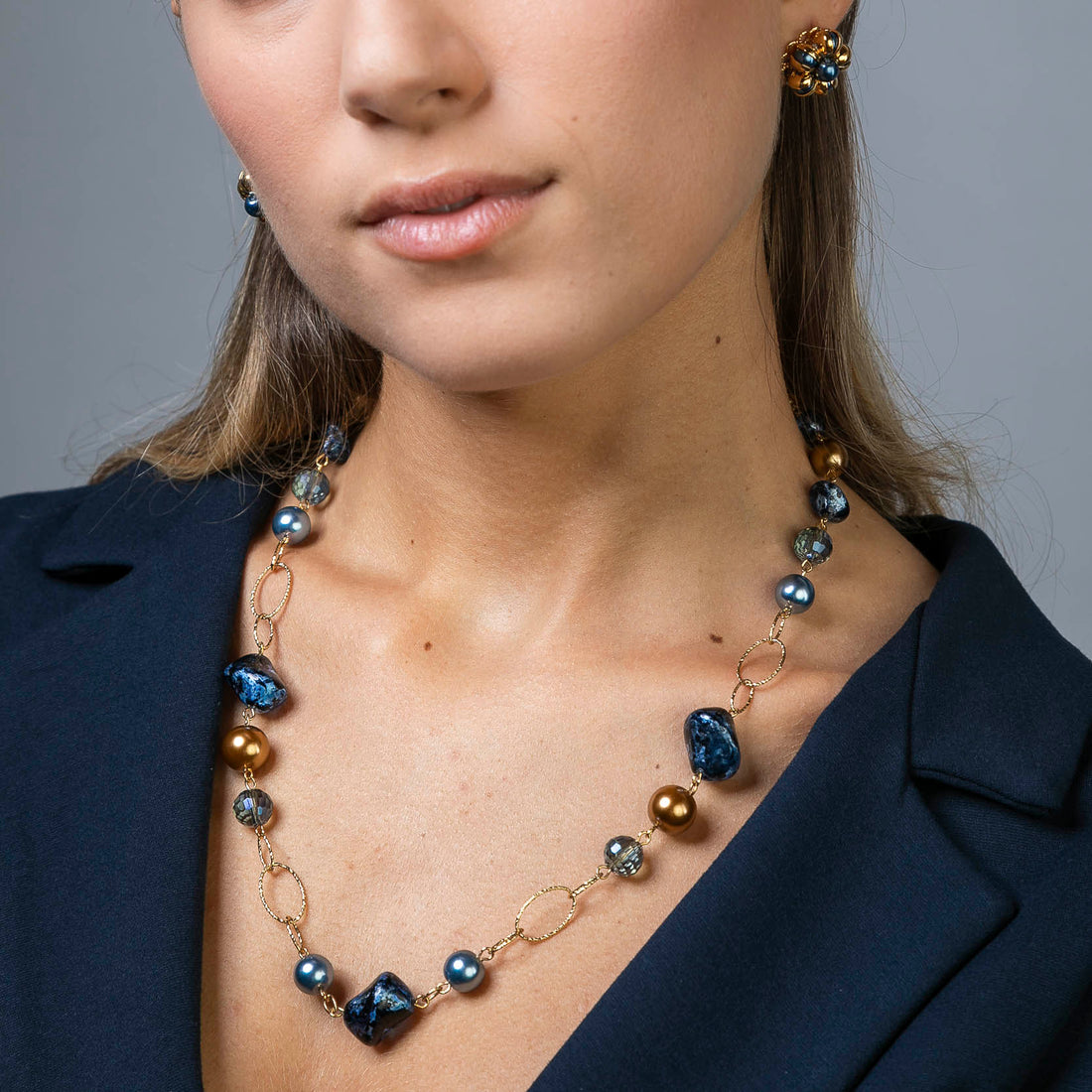 Collar tipo gargantilla de vidrio con perlas y cristales