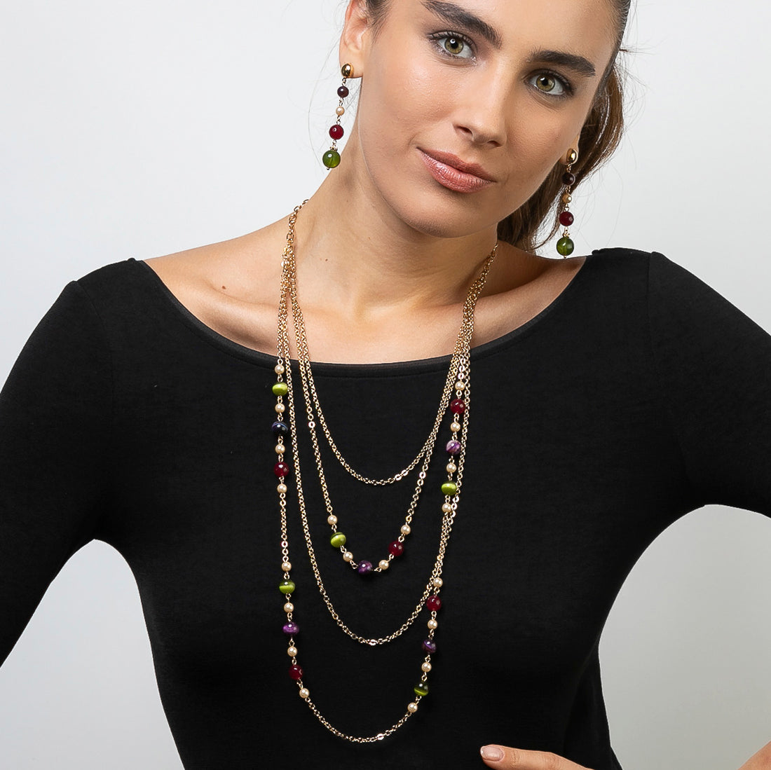 Collar multifilar en cadena de perlas y piedras preciosas