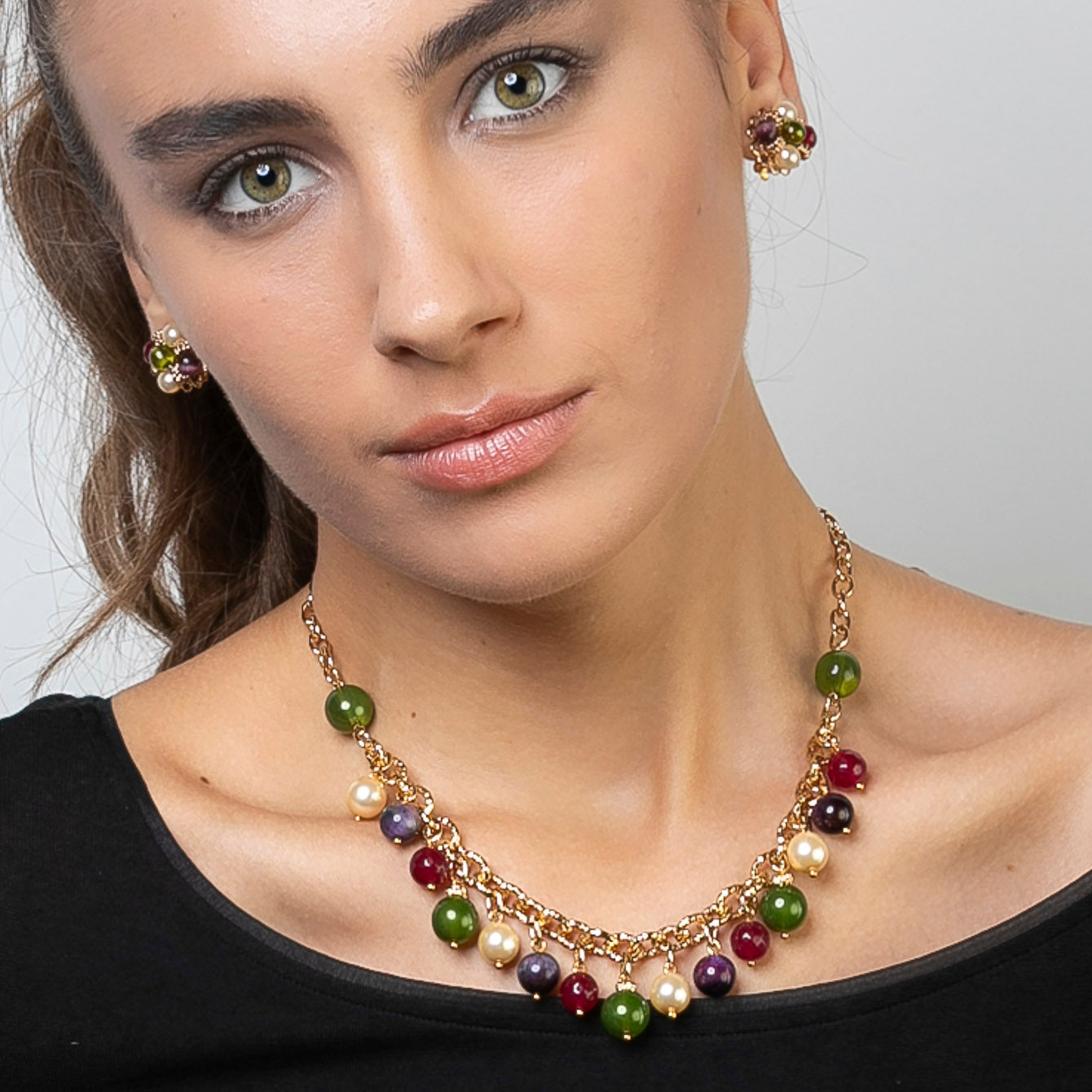 Collar de charms con piedras duras y perlas