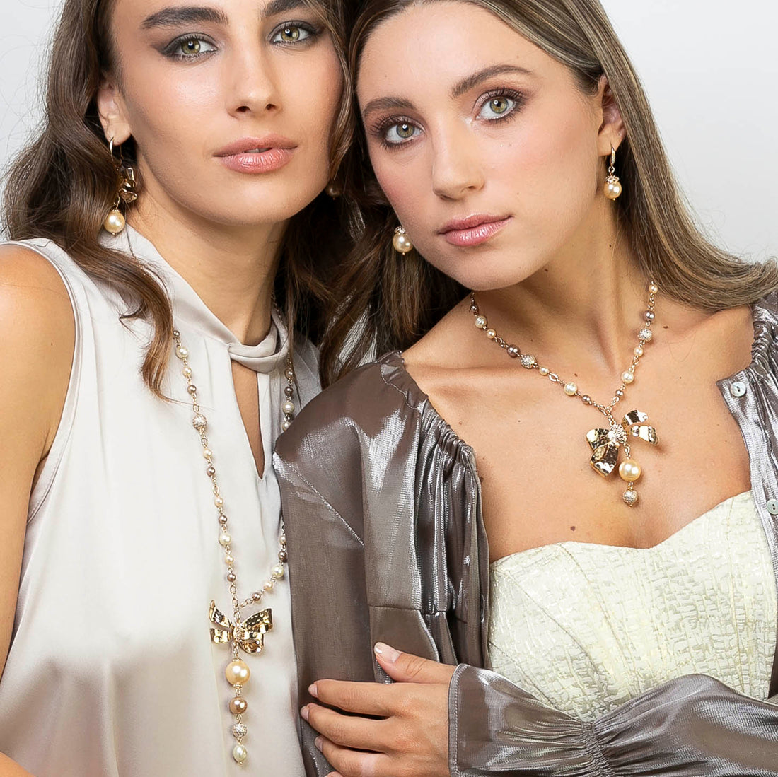 Collana lunga con pendente a fiocco