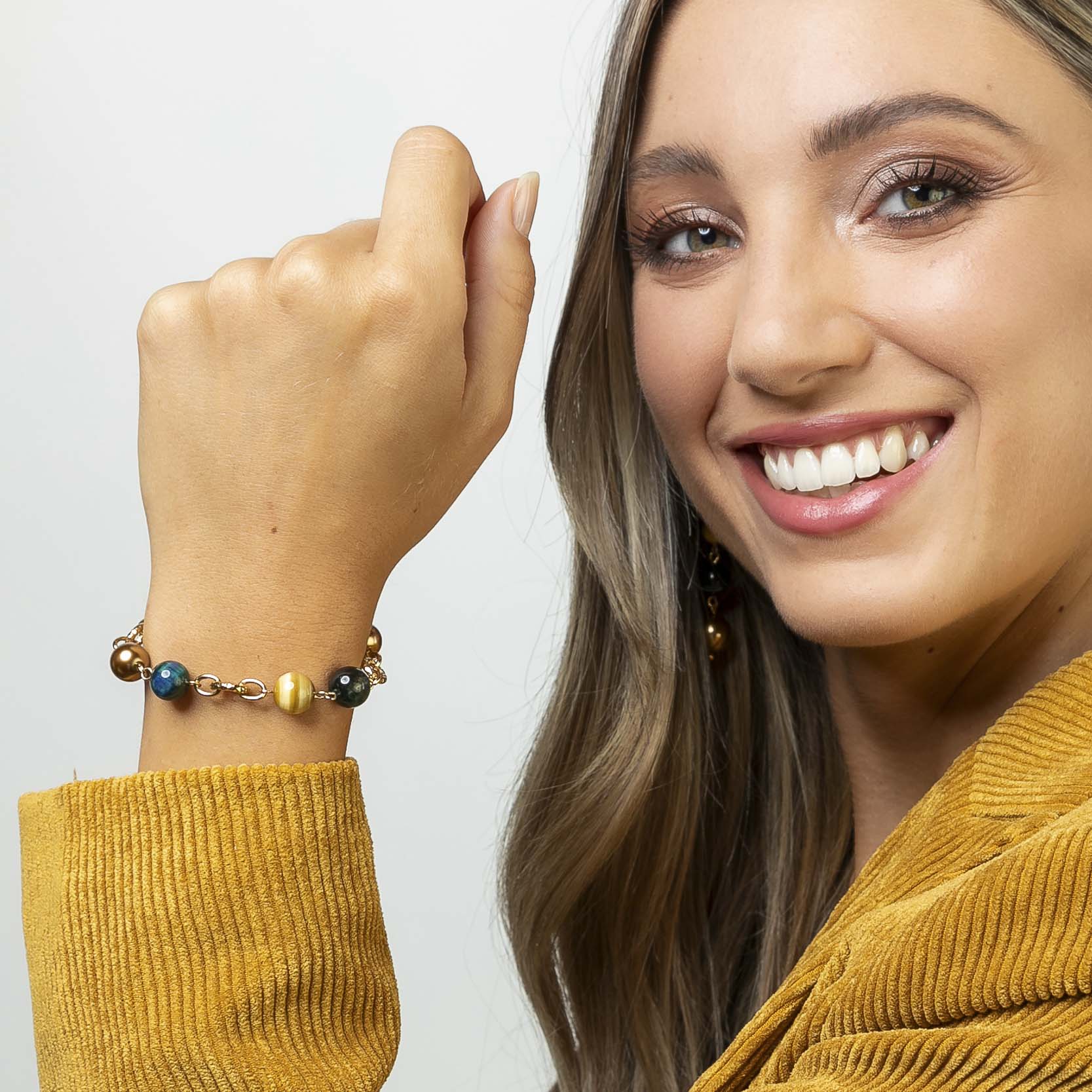 Pulsera con cierre a presión en piedras semipreciosas y perlas.