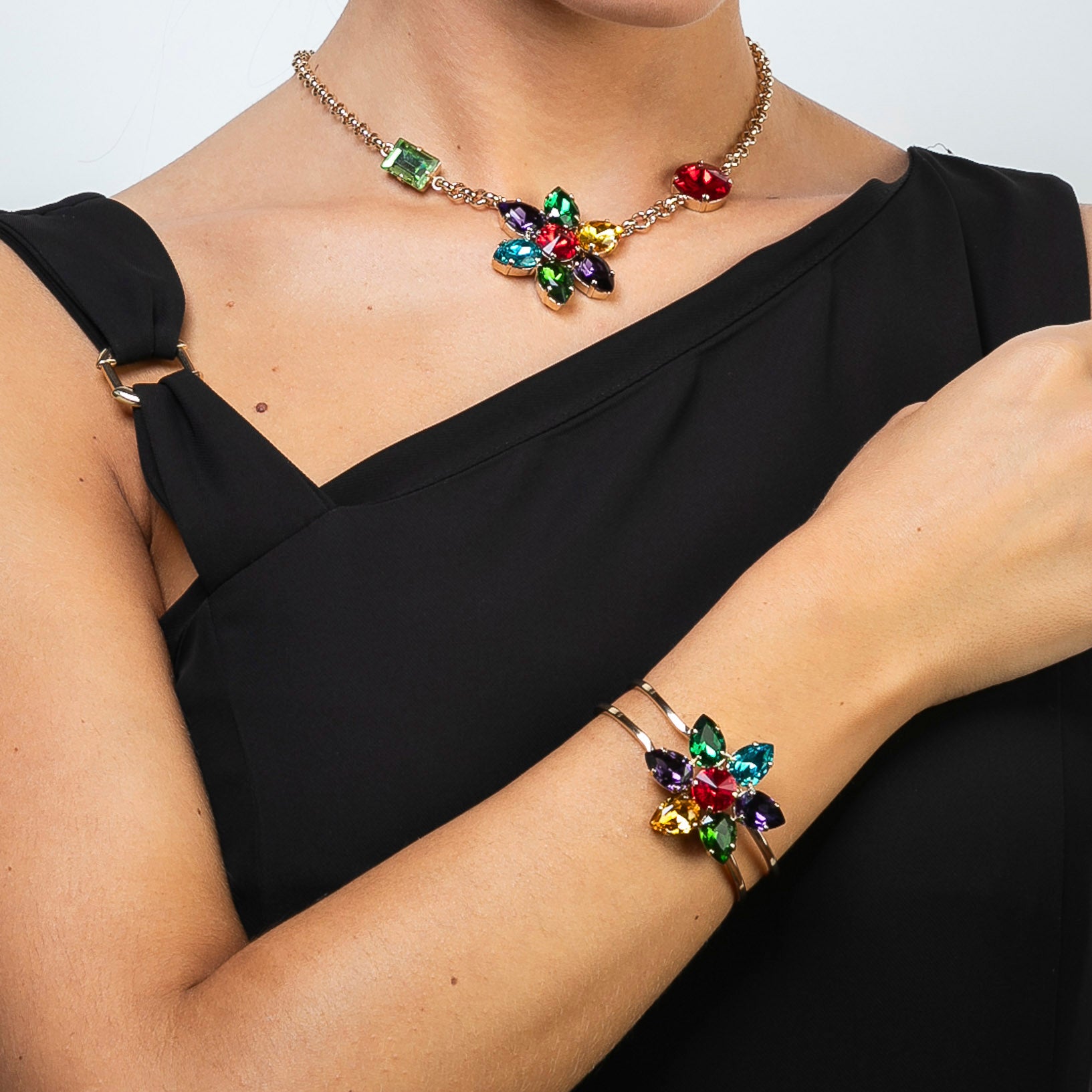 Bracciale rigido con fiore di cristalli