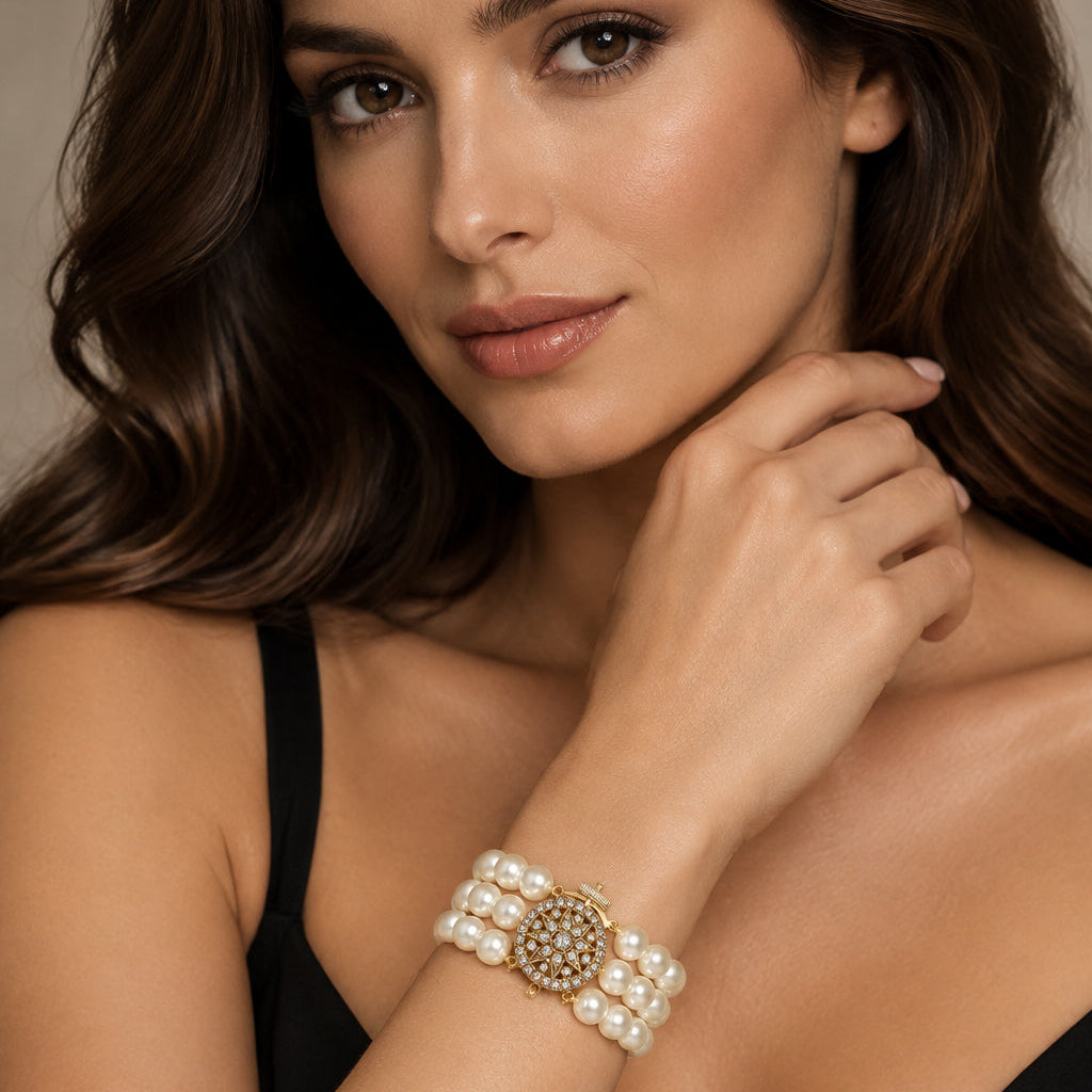 Bracciale di perle a 3 fili con chiusura con zirconi