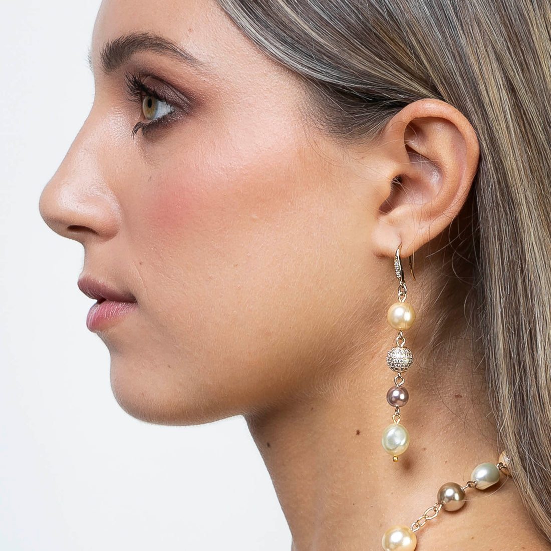 Drop earrings with a mix of pearls