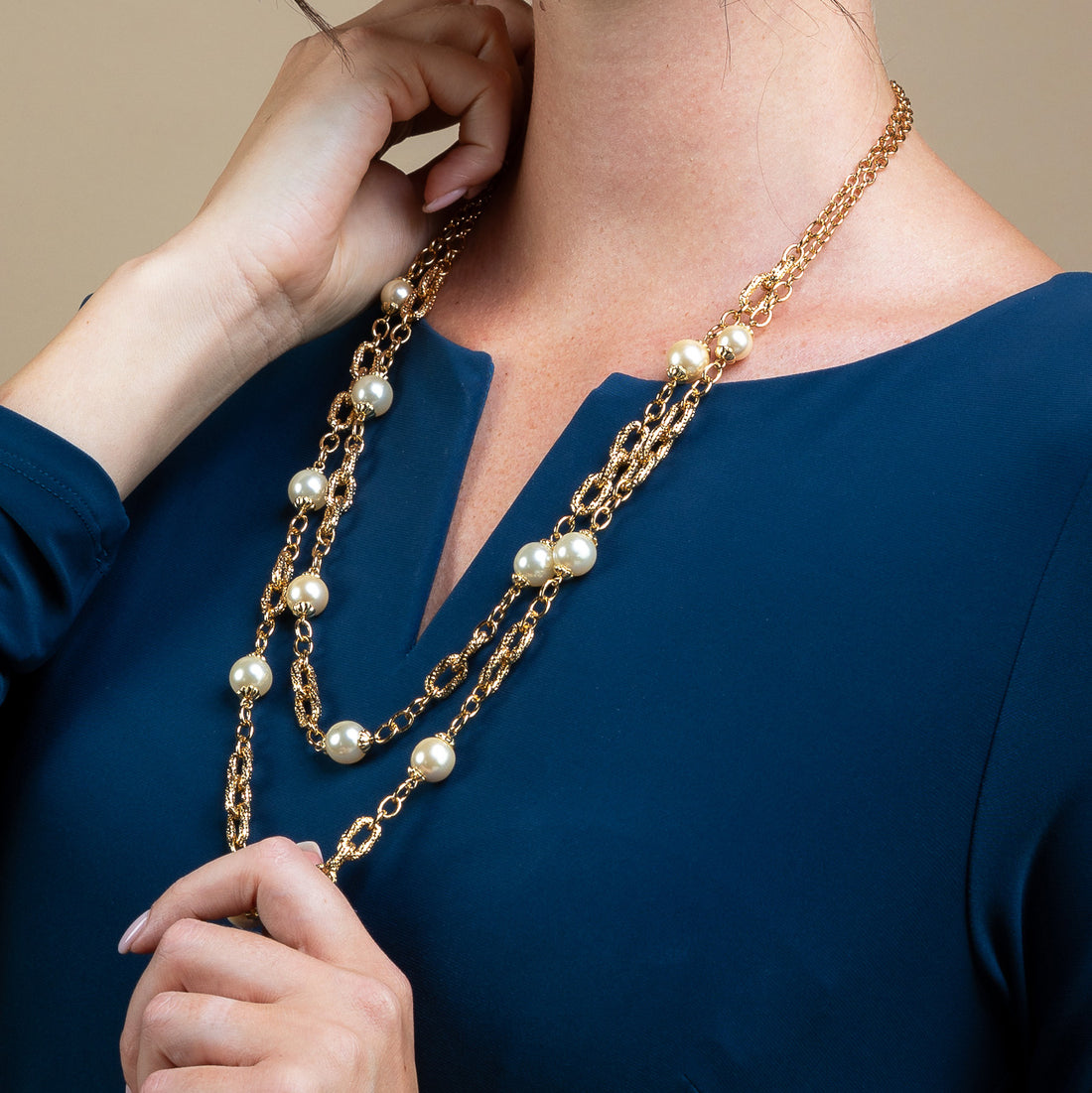 Choker necklace with two strands of chain and pearls