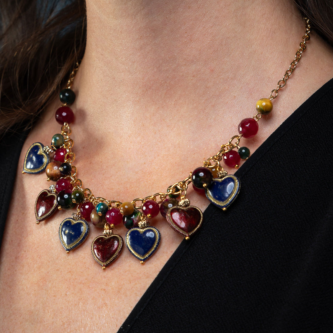 Collana charms girocollo con pietre dure e cuori