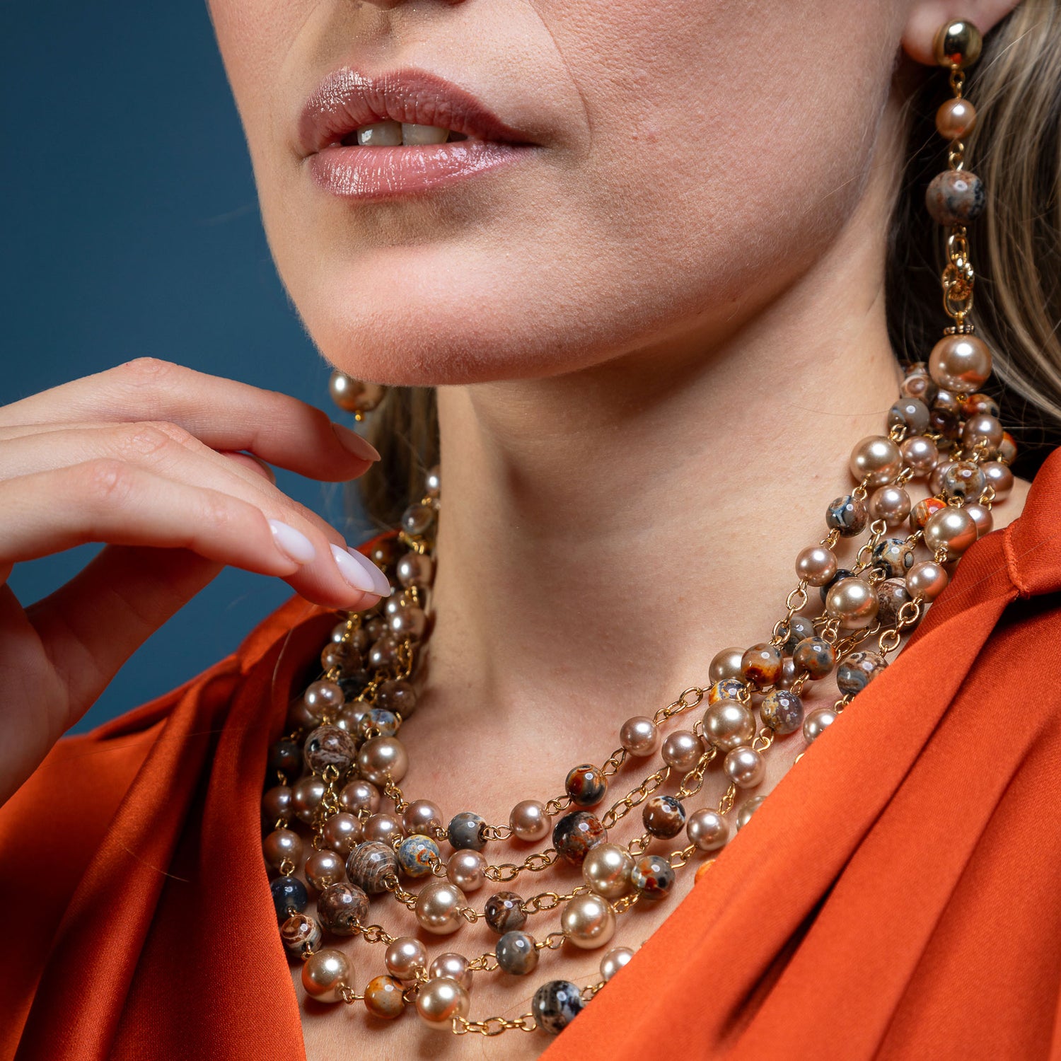 Multi-strand choker necklace in semi-precious stones and pearls