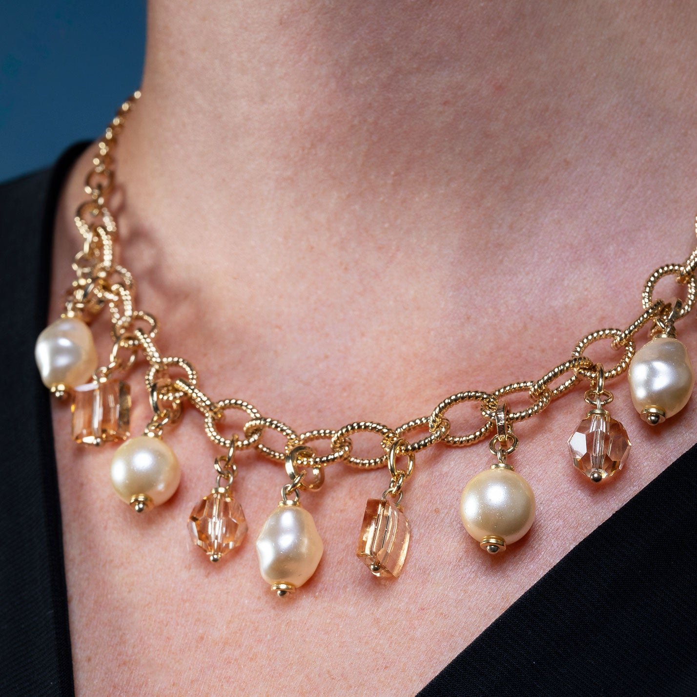 Gargantilla con charms de perlas y cristales de Swarovski