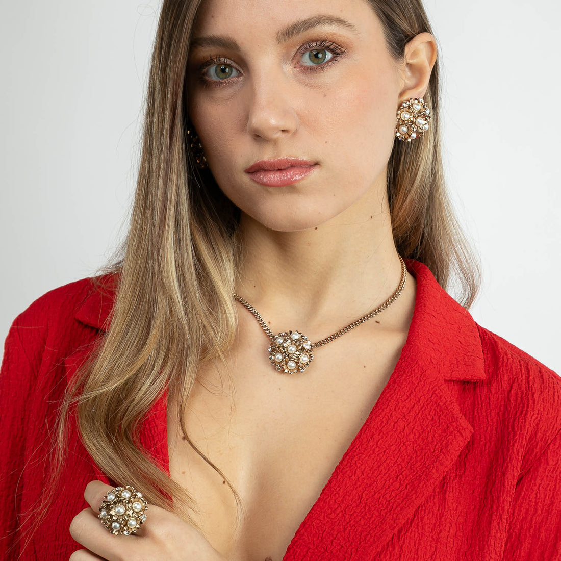 Collana girocollo con centrale di fiori e perle