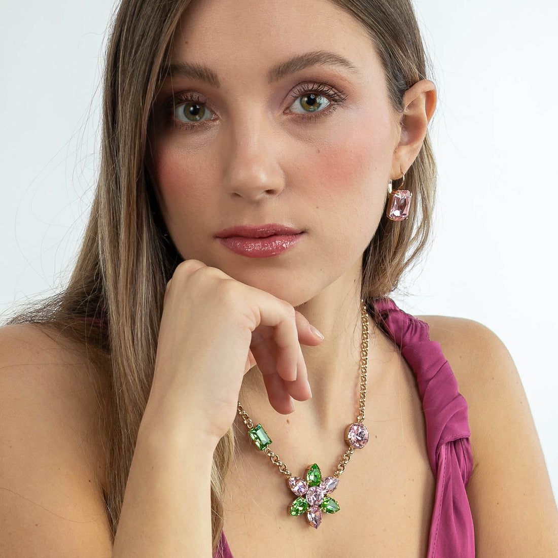 Collana girocollo con fiore di cristalli
