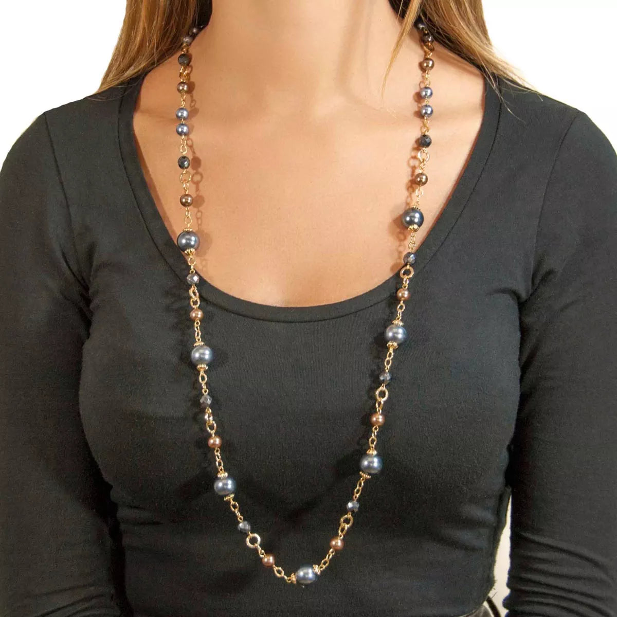 Collar largo de perlas de colores y cristales.