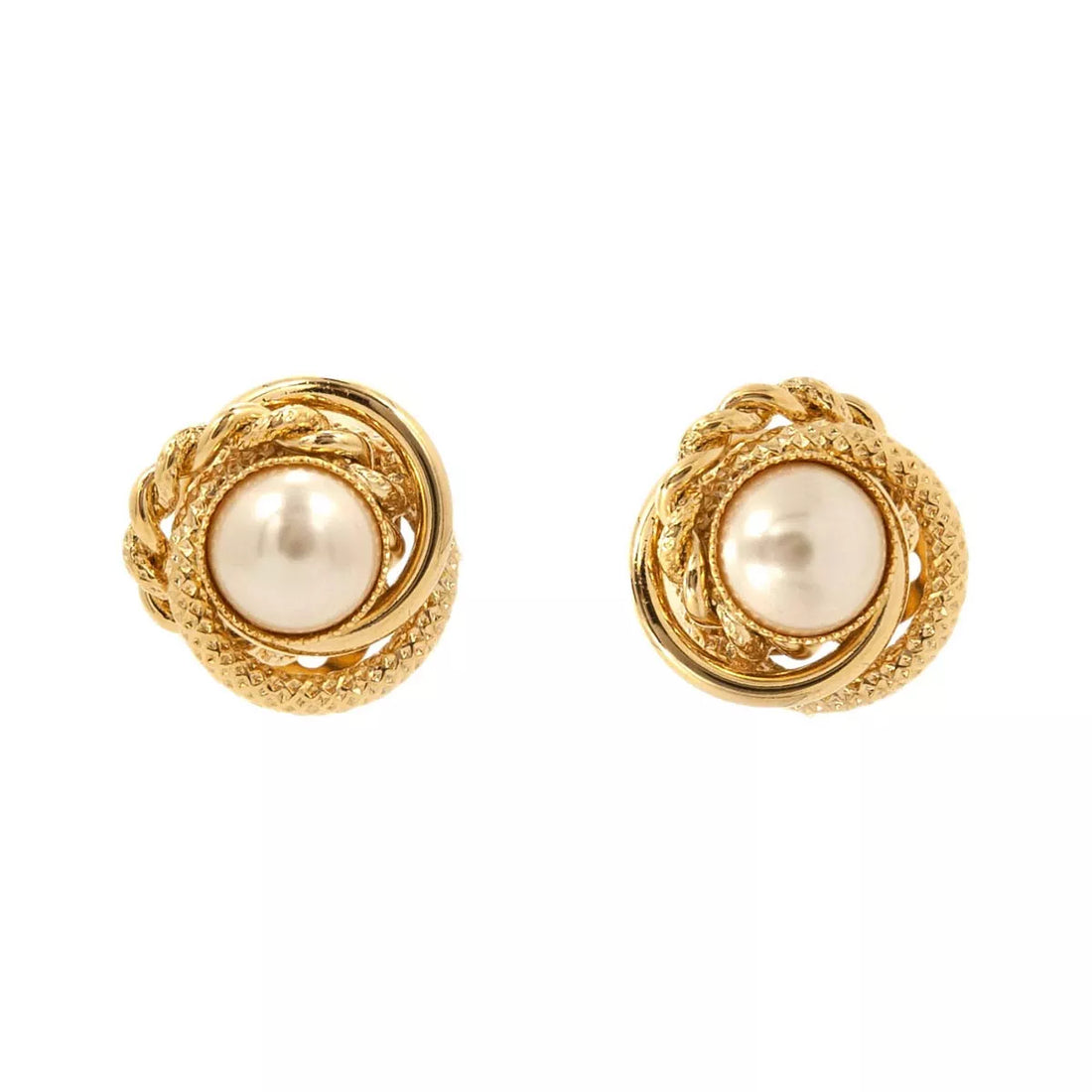 Pendientes de perlas con tres círculos de oro.