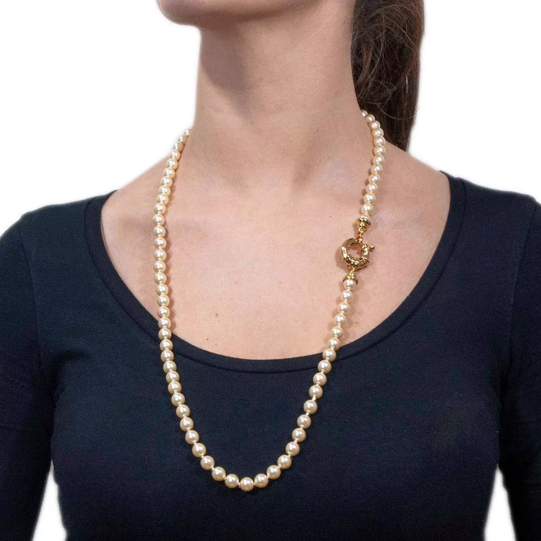 Long pearl necklace